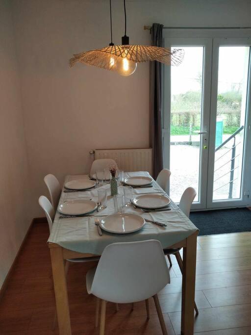 L Etablissement Gold Beach Propose 1 Hebergement , Maison 80M2 Avec Terrain 500M2, Parking Prive A 4 Min Du Port Artificiel D Arromanches, Services Accueil Personnalise, Lits Faits, Serviettes, Menage, Netflix, Wifi Ryes Extérieur photo