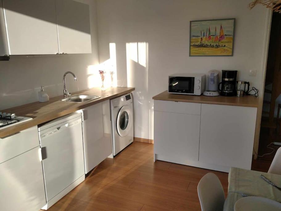L Etablissement Gold Beach Propose 1 Hebergement , Maison 80M2 Avec Terrain 500M2, Parking Prive A 4 Min Du Port Artificiel D Arromanches, Services Accueil Personnalise, Lits Faits, Serviettes, Menage, Netflix, Wifi Ryes Extérieur photo
