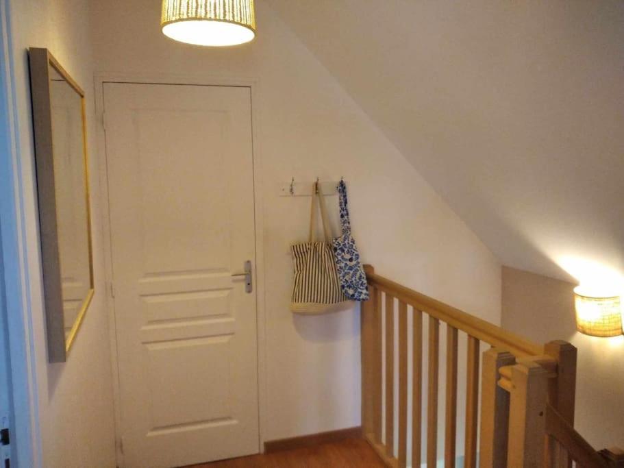 L Etablissement Gold Beach Propose 1 Hebergement , Maison 80M2 Avec Terrain 500M2, Parking Prive A 4 Min Du Port Artificiel D Arromanches, Services Accueil Personnalise, Lits Faits, Serviettes, Menage, Netflix, Wifi Ryes Extérieur photo