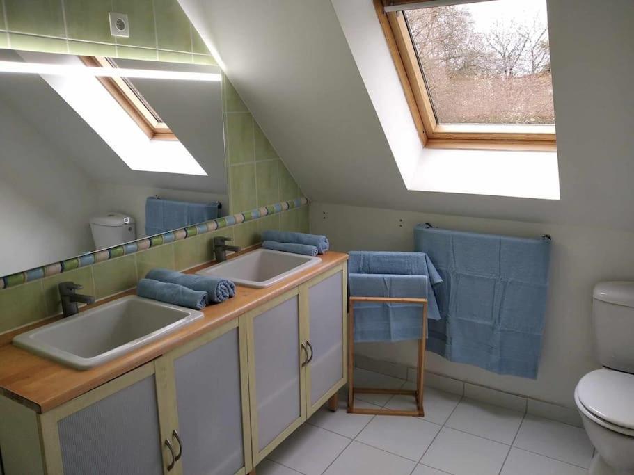 L Etablissement Gold Beach Propose 1 Hebergement , Maison 80M2 Avec Terrain 500M2, Parking Prive A 4 Min Du Port Artificiel D Arromanches, Services Accueil Personnalise, Lits Faits, Serviettes, Menage, Netflix, Wifi Ryes Extérieur photo