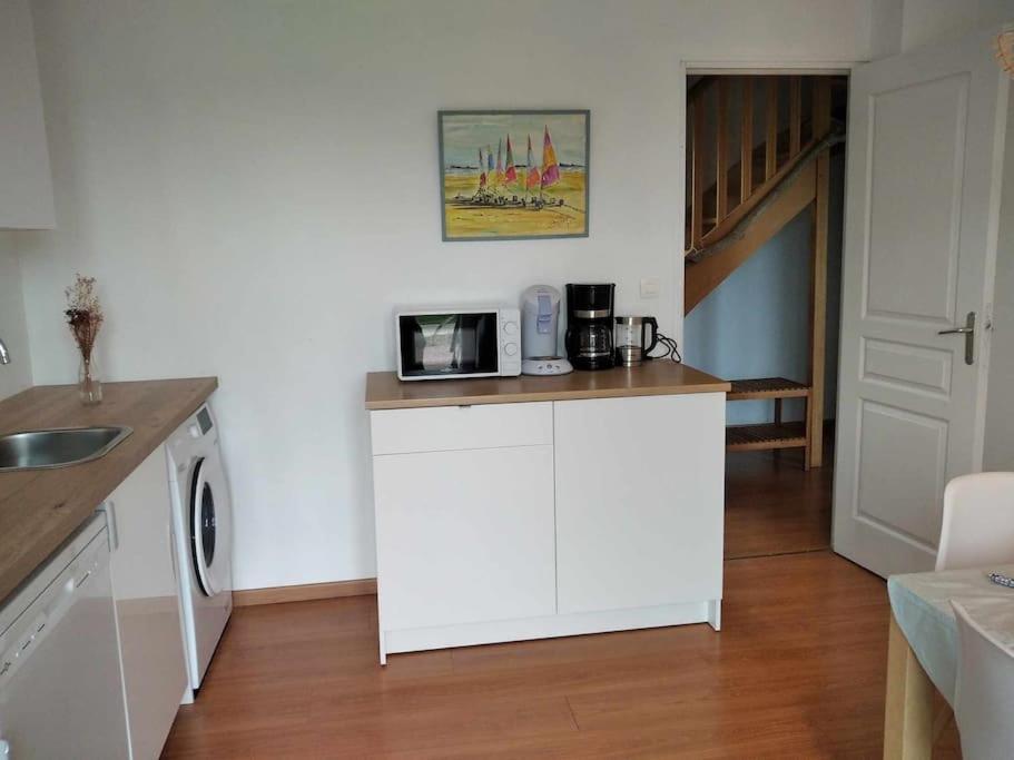 L Etablissement Gold Beach Propose 1 Hebergement , Maison 80M2 Avec Terrain 500M2, Parking Prive A 4 Min Du Port Artificiel D Arromanches, Services Accueil Personnalise, Lits Faits, Serviettes, Menage, Netflix, Wifi Ryes Extérieur photo