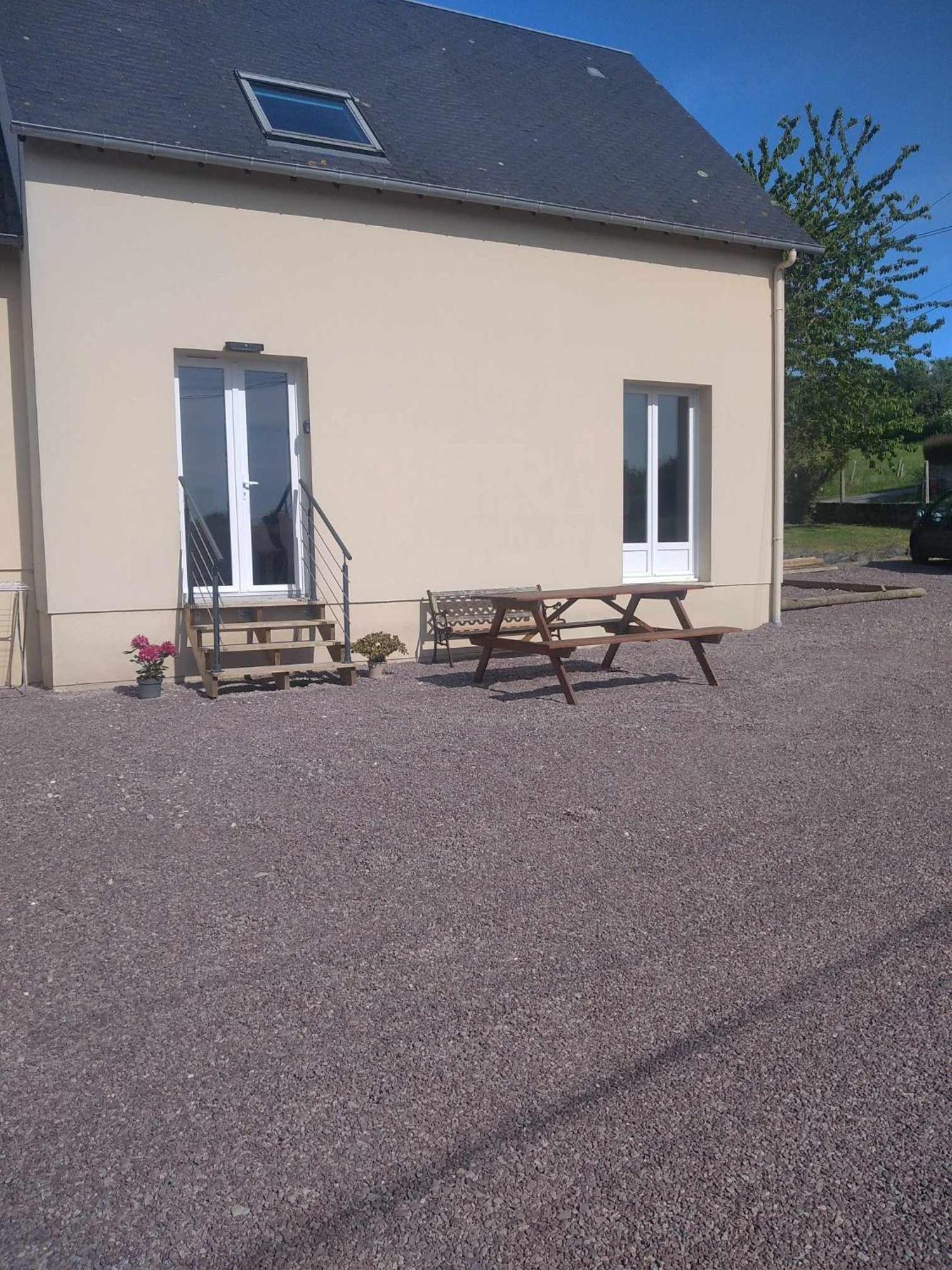 L Etablissement Gold Beach Propose 1 Hebergement , Maison 80M2 Avec Terrain 500M2, Parking Prive A 4 Min Du Port Artificiel D Arromanches, Services Accueil Personnalise, Lits Faits, Serviettes, Menage, Netflix, Wifi Ryes Extérieur photo
